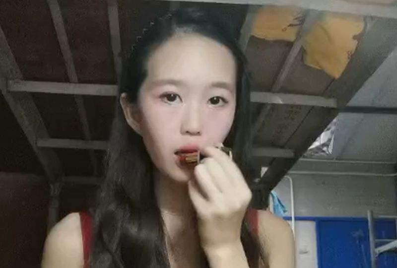 披肩发美女约炮粉丝海报剧照